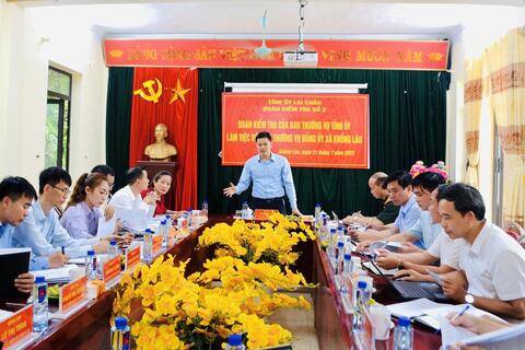 Phó Bí thư Thường trực Tỉnh ủy Vũ Mạnh Hà làm việc và thăm các gia đình chính sách nhân Kỷ niệm 78 năm Ngày Thương binh - Liệt sĩ tại xã Khổng Lào
