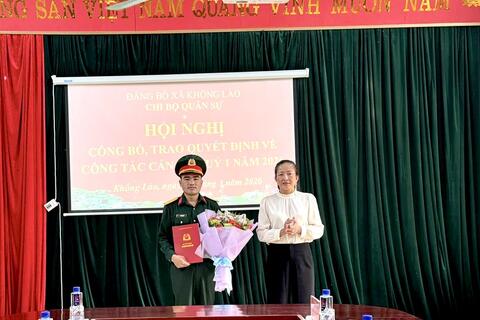 CHI BỘ BAN CHQS XÃ KHỔNG LÀO: HỘI NGHỊ CÔNG BỐ VÀ TRAO QUYẾT ĐỊNH VỀ CÔNG TÁC CÁN BỘ QUÝ I NĂM 2026