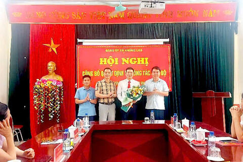 ĐẢNG ỦY XÃ KHỔNG LÀO CÔNG BỐ QUYẾT ĐỊNH VỀ CÔNG TÁC CÁN BỘ.
