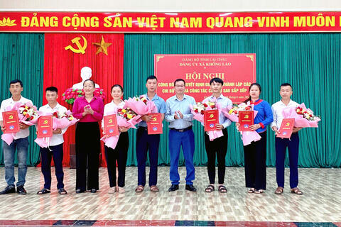 XÃ KHỔNG LÀO: HỘI NGHỊ CÔNG BỐ CÁC QUYẾT ĐỊNH GIẢI THỂ, THÀNH LẬP CÁC CHI BỘ BẢN VÀ CÔNG TÁC CÁN BỘ SAU SẮP XẾP