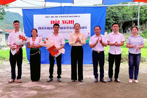 XÃ KHỔNG LÀO: HỘI NGHỊ CÔNG BỐ NGHỊ QUYẾT CỦA HĐND XÃ VỀ SẮP XẾP TỔ CHỨC LẠI CÁC BẢN VÀ CÔNG TÁC CÁN BỘ.