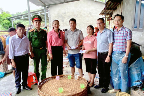 LÃNH ĐẠO XÃ KHỔNG LÀO THĂM HỎI, HỖ TRỢ GIA ĐÌNH BỊ THIỆT HẠI DO MƯA LỚN.