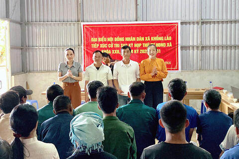 ĐẠI BIỂU HĐND XÃ KHỔNG LÀO TIẾP XÚC CỬ TRI TẠI BẢN XIN CHẢI