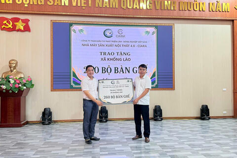 TRAO TẶNG 260 BỘ BÀN GHẾ CHO CÁC BẢN TRÊN ĐỊA BÀN XÃ KHỔNG LÀO