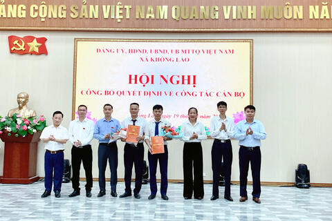 XÃ KHỔNG LÀO: HỘI NGHỊ CÔNG BỐ QUYẾT ĐỊNH VỀ CÔNG TÁC CÁN BỘ