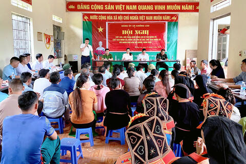 TIẾP XÚC, ĐỐI THOẠI TRỰC TIẾP GIỮA ĐỒNG CHÍ BÍ THƯ ĐẢNG ỦY, CHỦ TỊCH HĐND XÃ; ĐỒNG CHÍ PHÓ BÍ THƯ ĐẢNG ỦY, CHỦ TỊCH UBND XÃ KHỔNG LÀO VỚI NHÂN DÂN BẢN NÀ GIANG