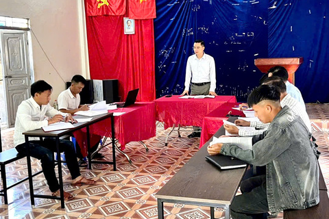 ĐỒNG CHÍ LÊ TRÍ KIÊN – PHÓ BÍ THƯ THƯỜNG TRỰC ĐẢNG ỦY XÃ KHỔNG LÀO LÀM VIỆC VỚI CHI BỘ BẢN NẬM KHAY