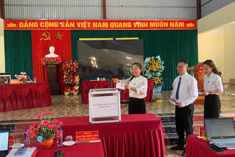 Ủng hộ đồng bào khắc phục thiệt hại do cơn bão số 10 gây ra